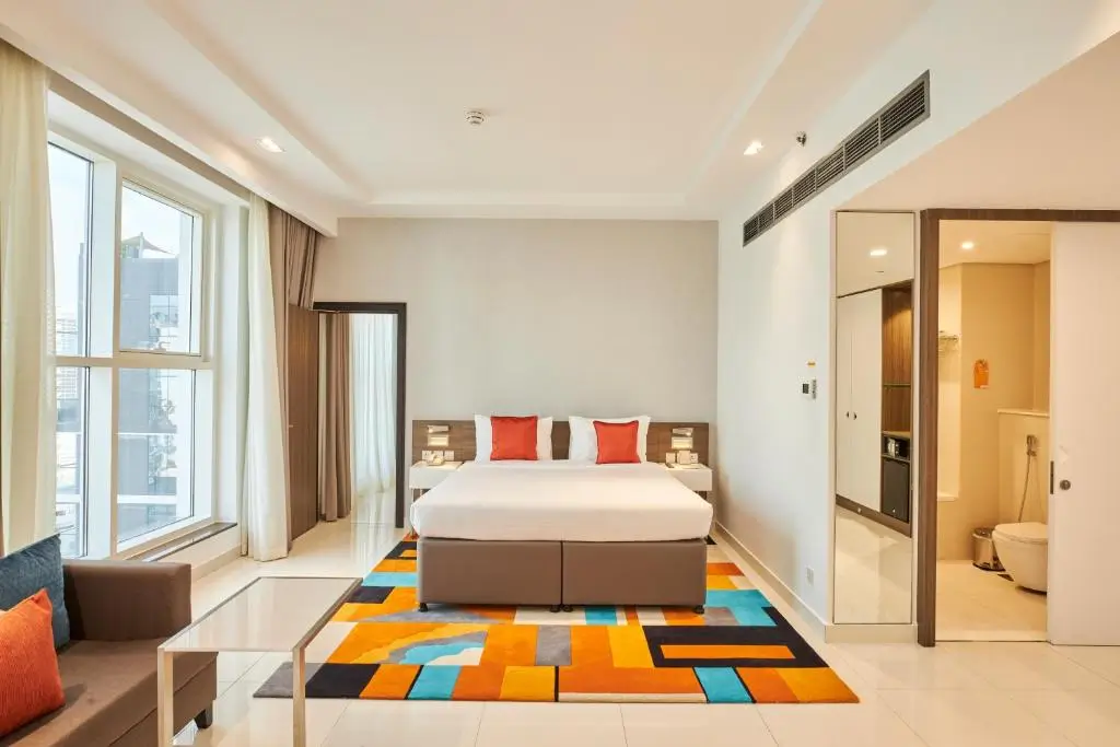 اتاق خواب مجلل Executive Suite در هتل Citymax Hotel Business Bay با فرش رنگارنگ و تخت بزرگ دو نفره